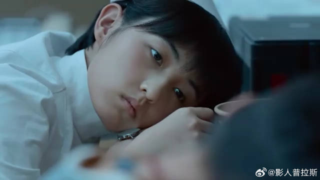 姐姐看着沉睡的弟弟 回忆起自己的童年，满是心痛！