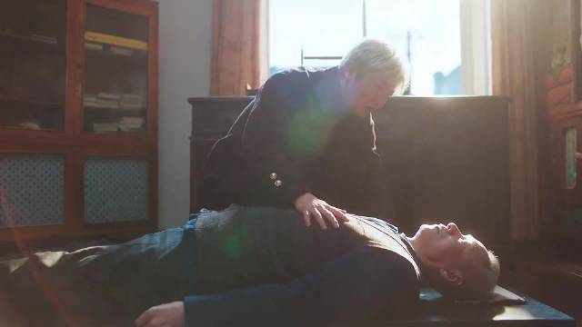 姥爷盖着姥姥的遗照在安详中离去 老舅