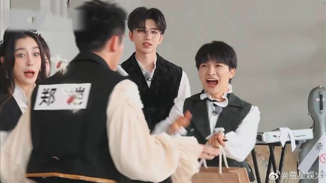 郑恺模仿信吹卡祖笛 下秒蚊子声一出，周深baby一巴掌就呼上去了
