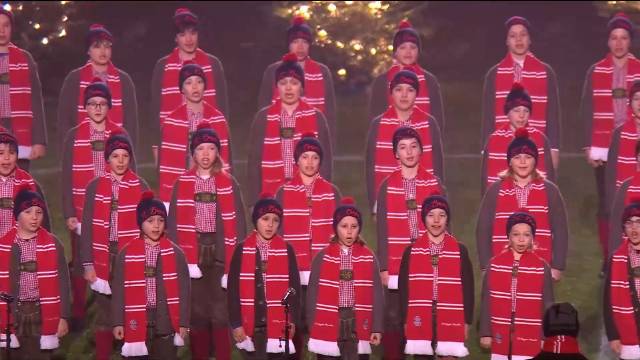 拜仁安联球场圣诞仪式震撼上演，灯光氛围引热议