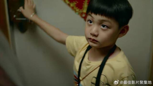 姐姐收拾东西，让弟弟滚出家里，弟弟：你冷静一点！