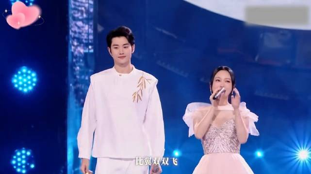 金莎孙丞潇同台互动甜蜜引热议