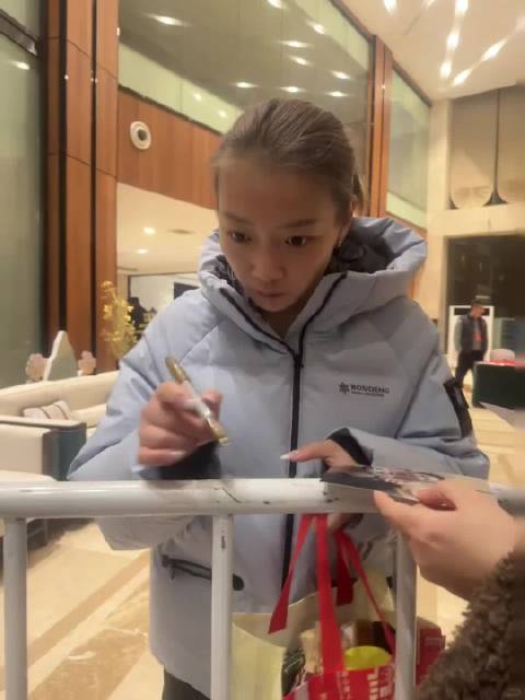 黄雅琼与球迷签名互动中，签完名后突然向粉丝提问"你是谁"，大眼睛里满是疑惑