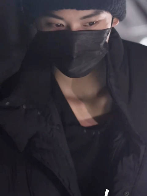 周柯宇雨天未打伞收信，与粉丝互动显温柔