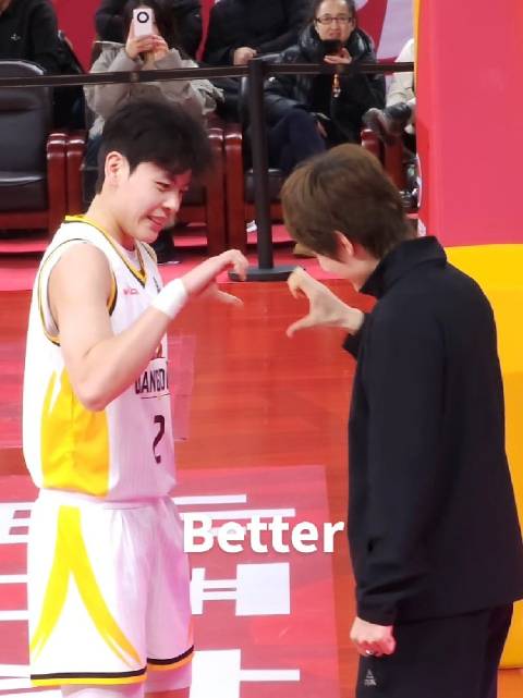 见面 今天是杨助教！和新外援的新手势！