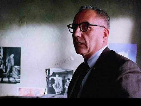 为了重获自由，他用一把石锤挖洞20年