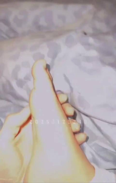 张柏芝圣诞晒母子互动，素颜状态佳温馨满溢