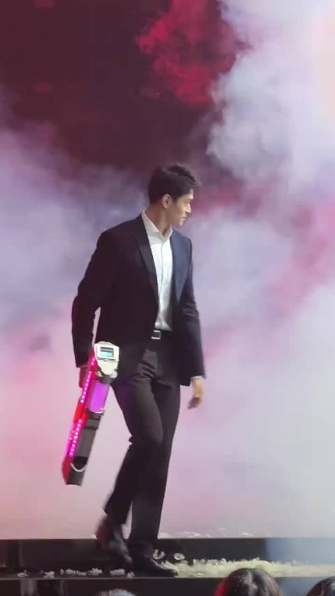 和平精英全明星电竞周红毯举行，两米男子西服造型吸睛