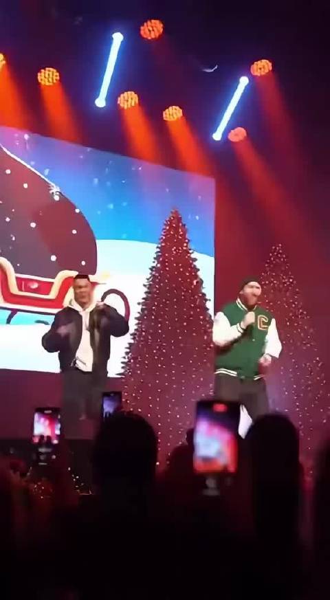 梅西跟c罗同台表演，圣诞节快乐哦！嗯？怎么好像有点不对劲？