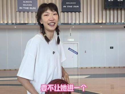 甚至得蹲下才能帽到我，韩旭也太拼了