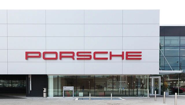 传郑州中原保时捷中心突然跑路，客户、员工被大量欠款