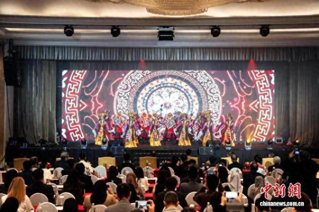 活动期间为当地民众带来精彩的中国西藏文艺演出。主办方供图