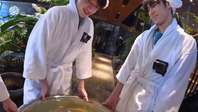 时代少年团新音舞台浴袍泼水贺峻霖最争气，2025TF家族三亚开唱