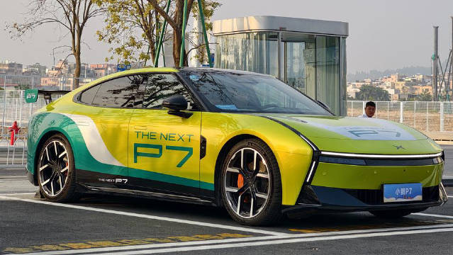 改装小鹏P7亮相总部成打卡热点