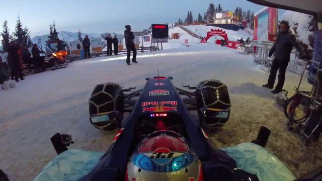 马克斯·维斯塔潘驾驶F1赛车在雪地里散步