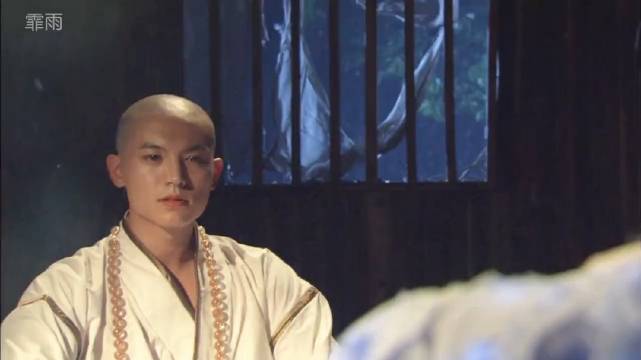 和尚见少女湿身慌张躲避