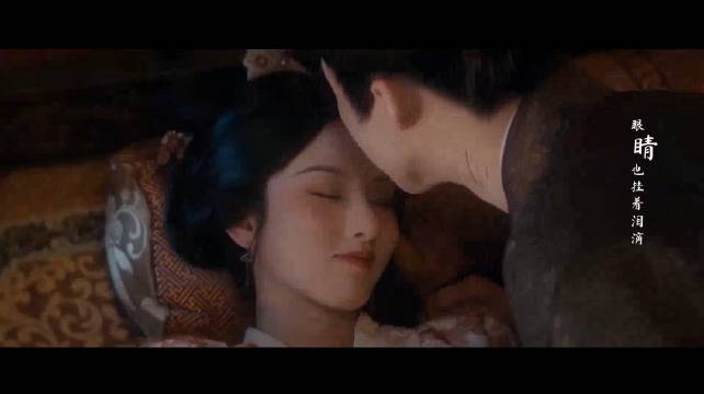 折腰：魏劭偷偷亲小乔，被小乔察觉抱头回吻，这一刻真的好甜