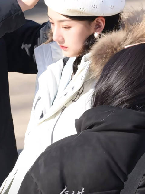 祖儿这个原视频骨相绝美 ，皮肤通透得像自带柔光一样