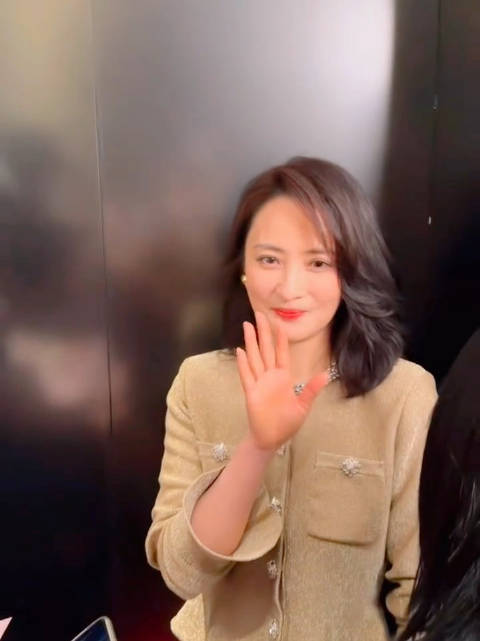 感觉蒋勤勤瘦了好多，真真美了一辈子啊