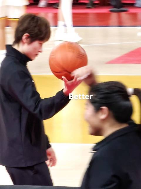 杨力维帅气亮相引球迷赞叹