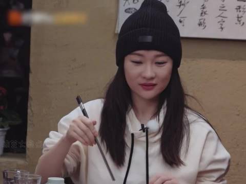 霍思燕一边说减肥一边手很诚实暴风进食