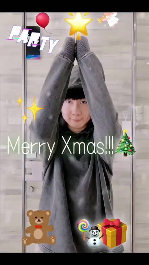 林俊杰红白圣诞造型亮相，宠物狗Kiku同步换装