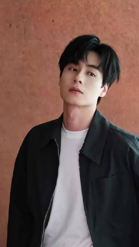 胡一天回应粉丝生日祝福称好帅五字不肤浅