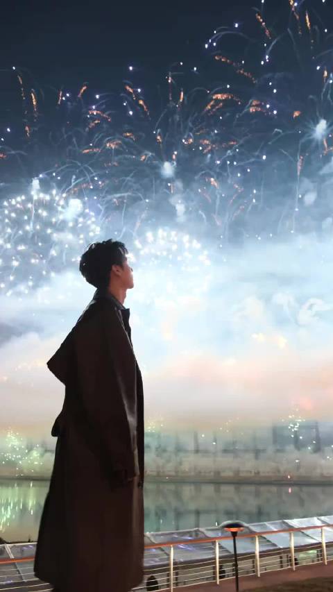 胡一天回应粉丝生日祝福，称好帅二字不肤浅