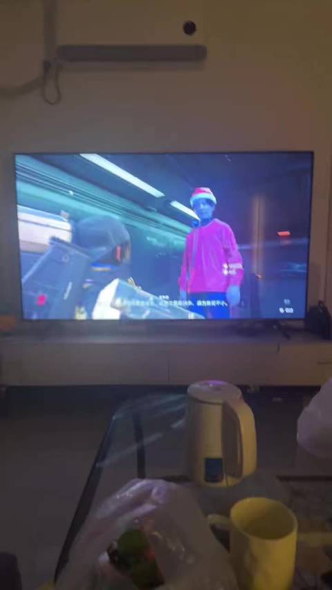 网友分享生活趣事，圣诞树、小丑剧、疯兔引热议