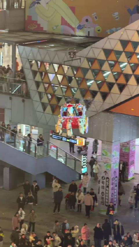 商场现鳌拜造型圣诞老人空中撒金纸