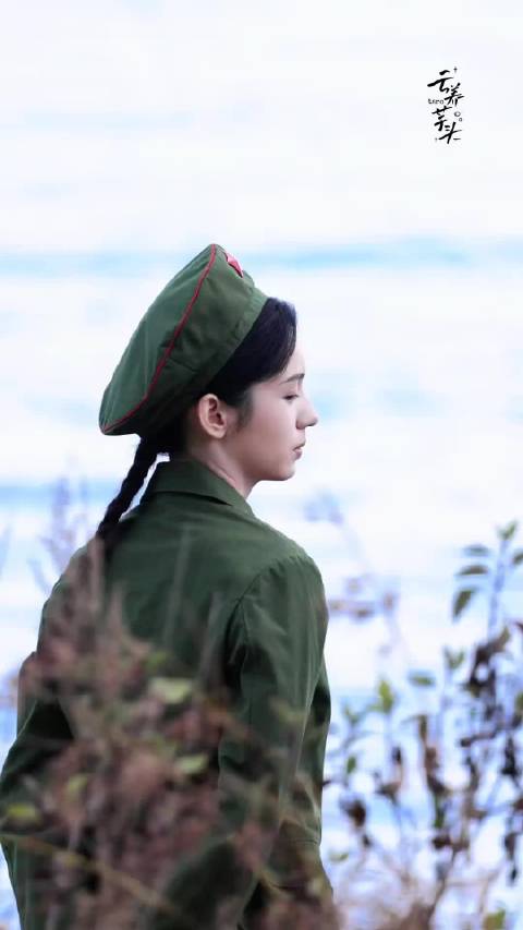 周也红舞鞋军装造型杀青海照曝光