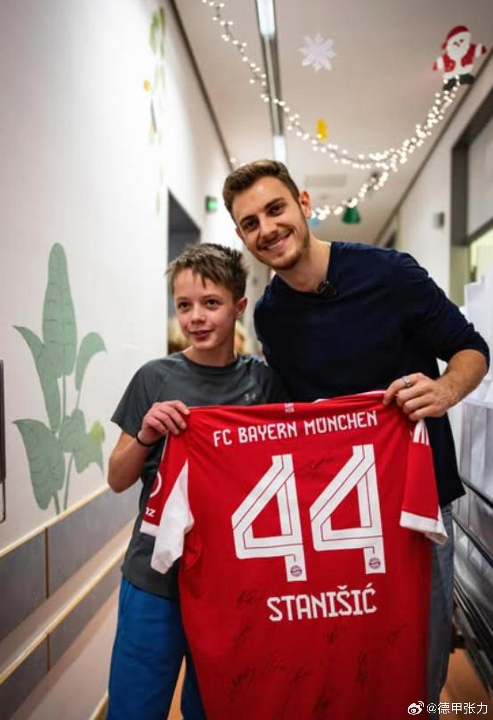 拜仁众将放弃度假赴诊所探望癌症儿童