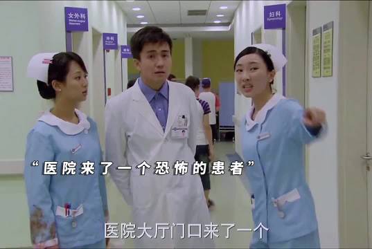 恐怖的病人，男人自己把钢筋插进恼袋