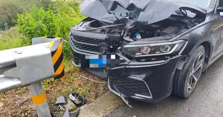 帕萨特车主驾车撞上护栏，车辆安全气囊未弹出！4S店回应：碰撞力度不够