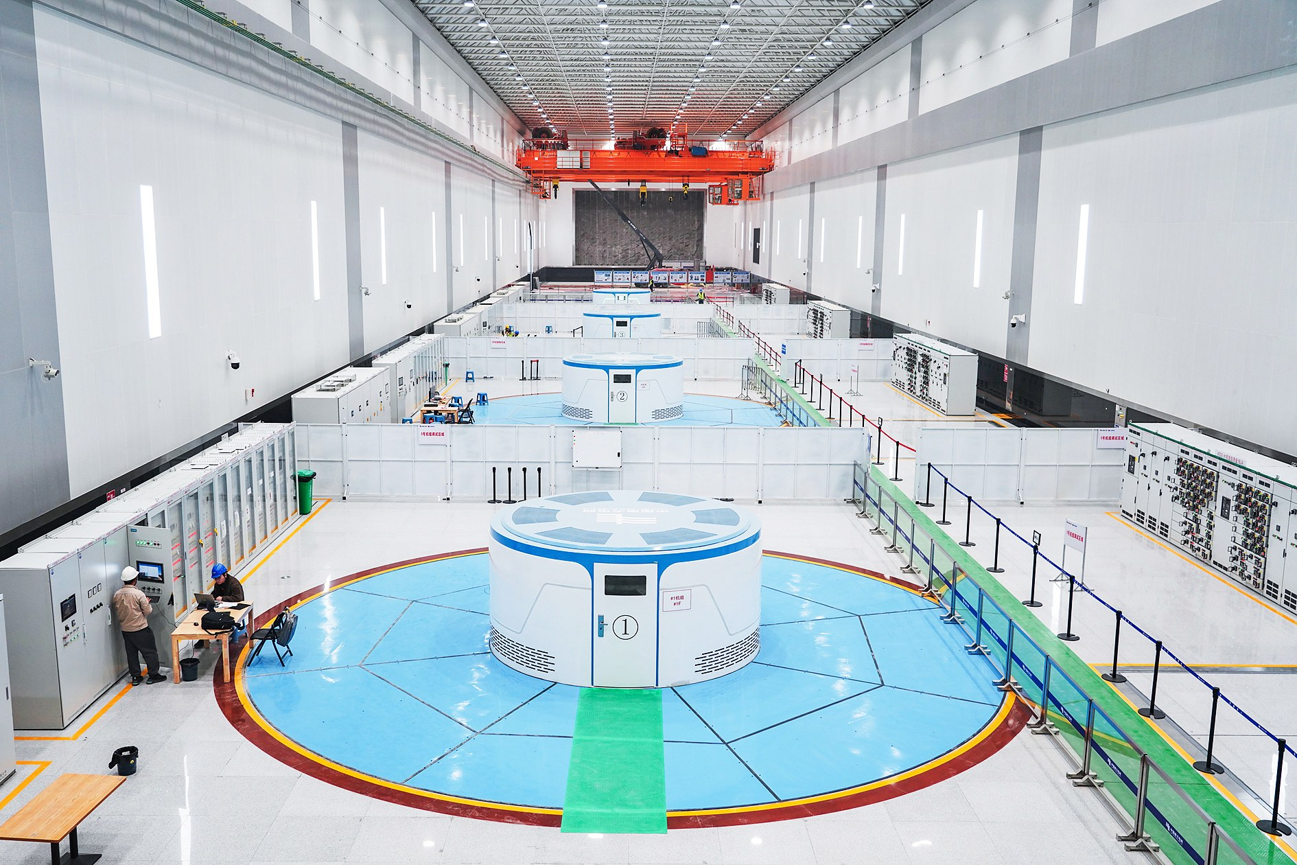     南宁抽水蓄能电站的地下厂房内，技术人员正在对设备进行调试。本报记者叶子榕 摄