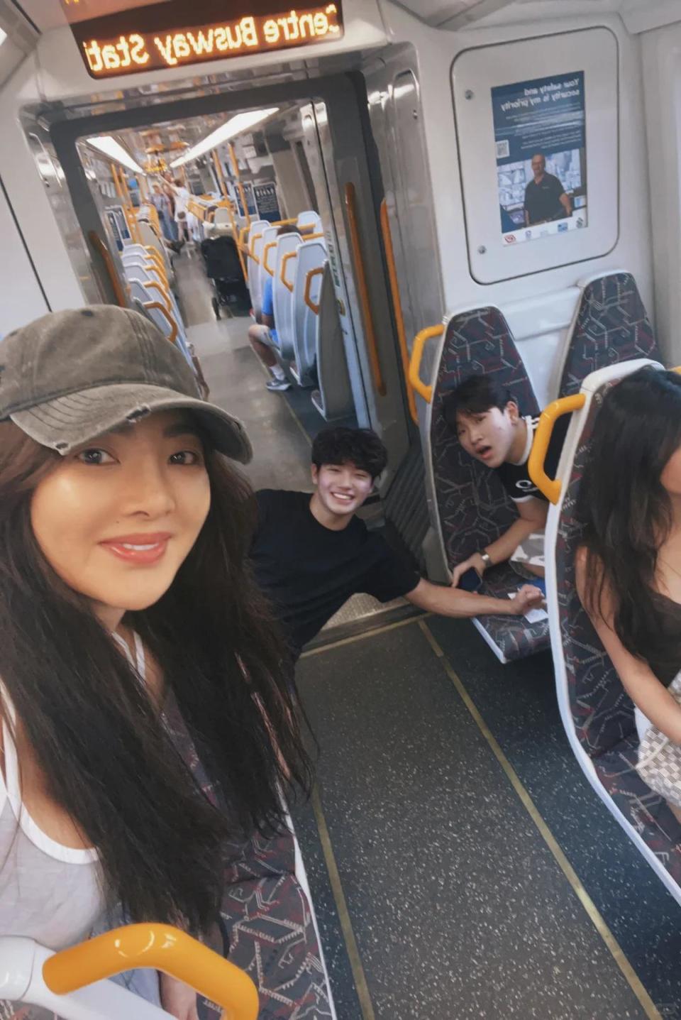 曹格前妻带俩孩子旅行！46岁吴速玲身材炸裂，上围吸睛，15岁女儿变小辣妹