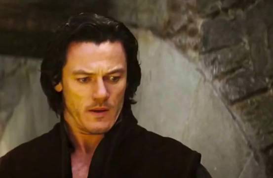 男人拼命保护的人却恩将仇报要将他烧亖