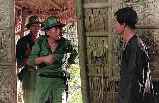 男人想要向长官通风报信，不料长官根本不相信他