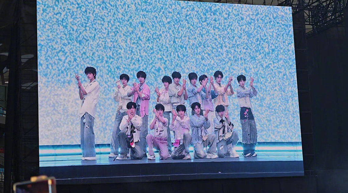 TF家族四代14人同台献唱心动舞台