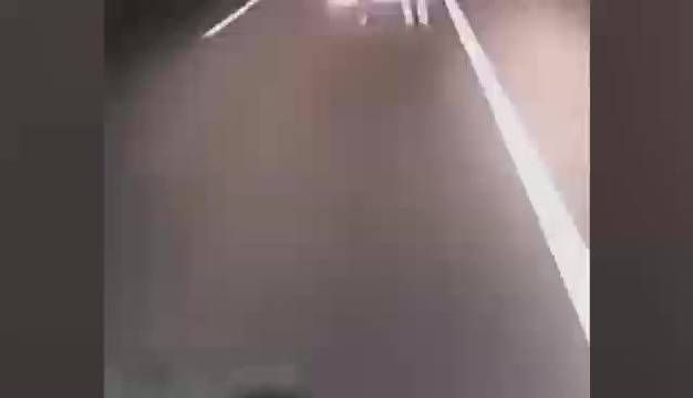 小轿车没电停高速2人推行被撞身亡