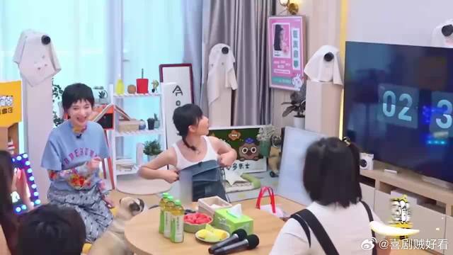 任素汐做客，刚坐下就开始数机位，跟大鹏学的吧！