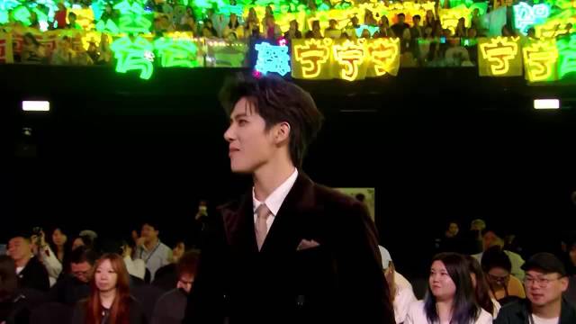 王安宇不愧是显眼包！上台领奖各种耍宝，妥妥抽象男丨星光大赏