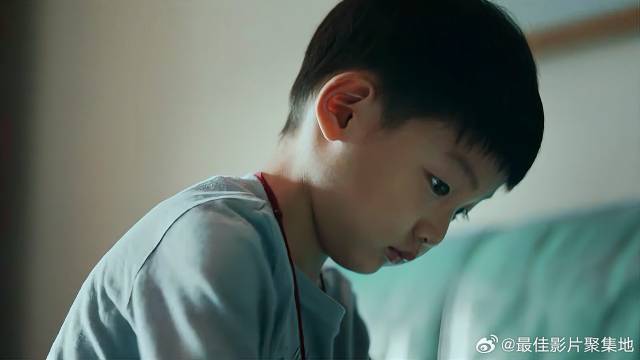 父母意外去世，男孩还不知道到底发生了什么，童心未泯