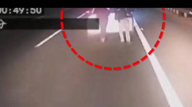 新能源车高速电量耗尽推车被撞致2人死亡