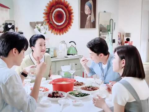 姐姐给小陆医生夹菜 李雾要醋疯了吧 电视剧推荐｜狙击蝴蝶