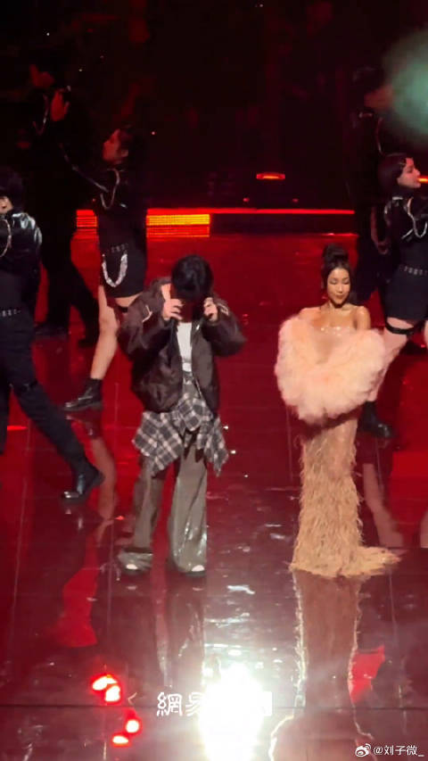 吉克隽逸 舞台合作后双手击掌️微博VC计划