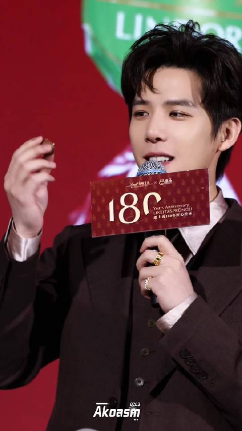 1227 @王安宇buss 王安宇棕色西服套装 Lindt瑞士莲品牌大使王安宇