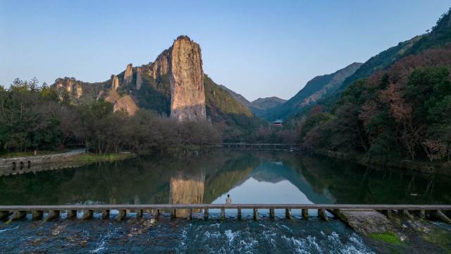 缙云仙都再现仙侠世界，晨雾鼎湖峰如诗如画