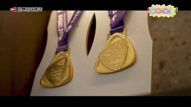 黄雅琼展示冠军奖牌，讲述巴黎奥运夺金历程