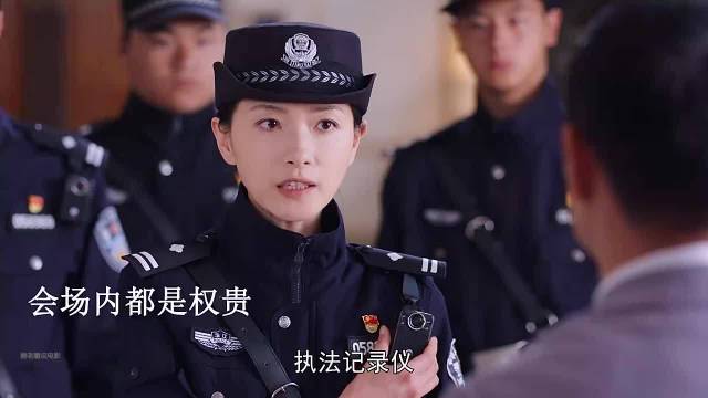 女警强闯会场抓人遭阻拦